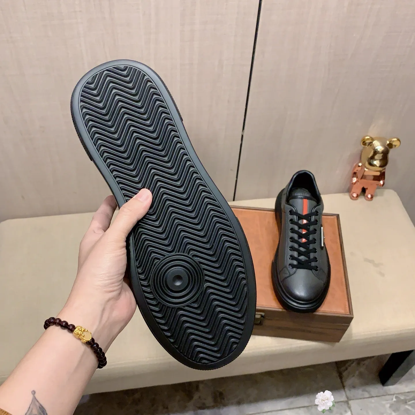 Men's men's shoes💰460💰💰🎩🎩[Lightning][Lightning] "PRADA*" The latest and most popular casual shoes, top brand [seduce] luxury ~ purchasing agency, top ~ quality. [Strong] The upper is made of imported breathable and polished cowhide material ➕ Breathable sheepskin feet (•) with fine workmanship. The original stylish and stylish soft rubber wear-resistant and non-slip outsole is light and comfortable on the feet. The real thing looks better when taken in real life. 0186: code: 38-44, 2️⃣ colors selected